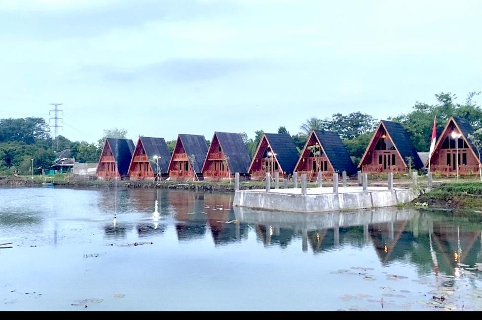 Resort & Resto Talaga Sundayana Subang Bagian luar foto