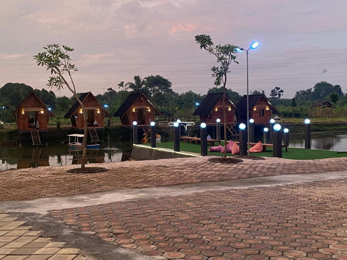 Resort & Resto Talaga Sundayana Subang Bagian luar foto